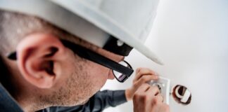 Czy na hulajnodze elektrycznej można jeździć bez kasku?