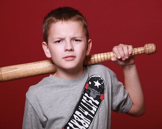 Czy policjant może używać pałki teleskopowej?