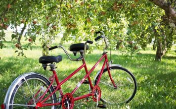 Co to lot tandemowy?